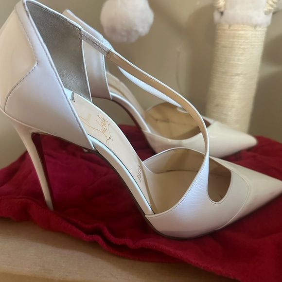 Whit Louboutins bought from the Holt Renfrew in Toronto. 100mm. Size 38 - Picture 5 of 6